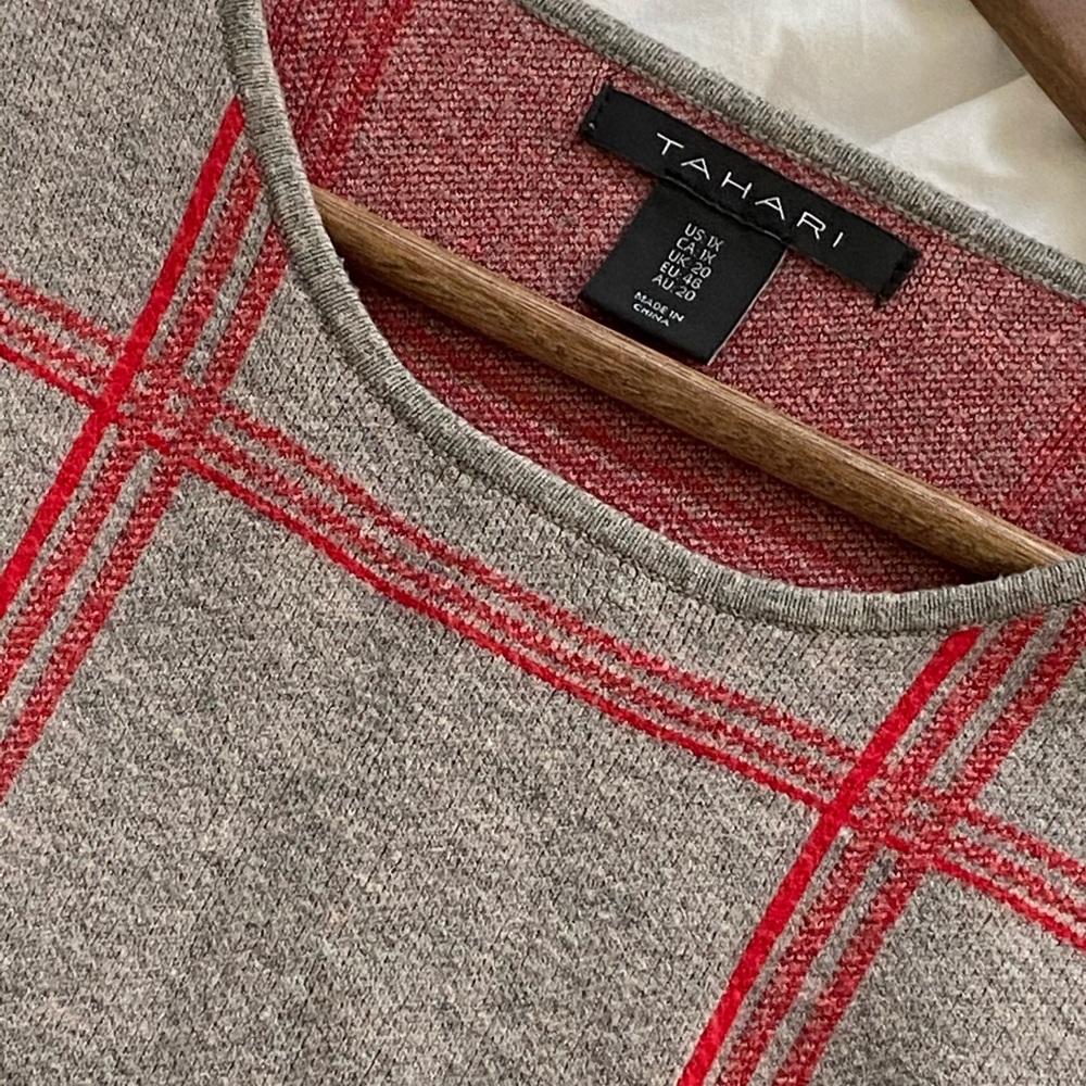 Gorgeous Tahari shirt sleeve sweater